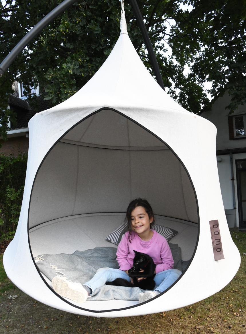 vacances d'été - hamac détente enfant repos. petite fille allongée