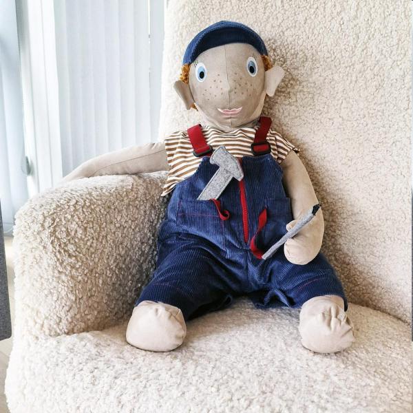 Oliz poupée tactile lestée pour démence – Henric (3 kg)