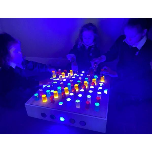 Plateau avec tubes colorés pour table lumineuse