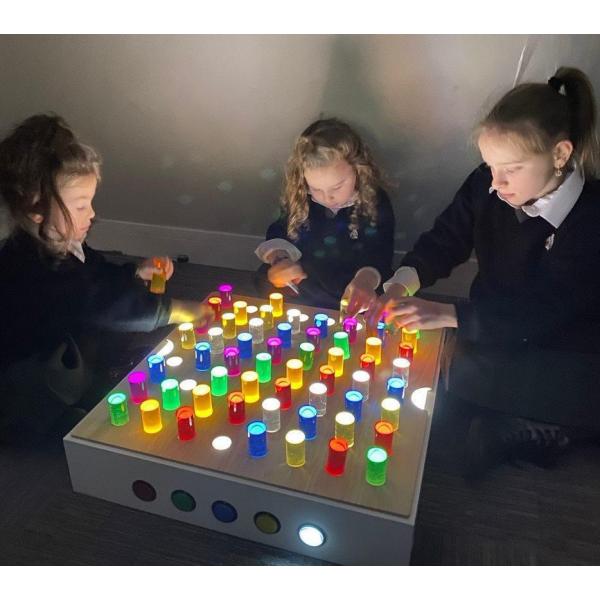 Plateau avec tubes colorés pour table lumineuse