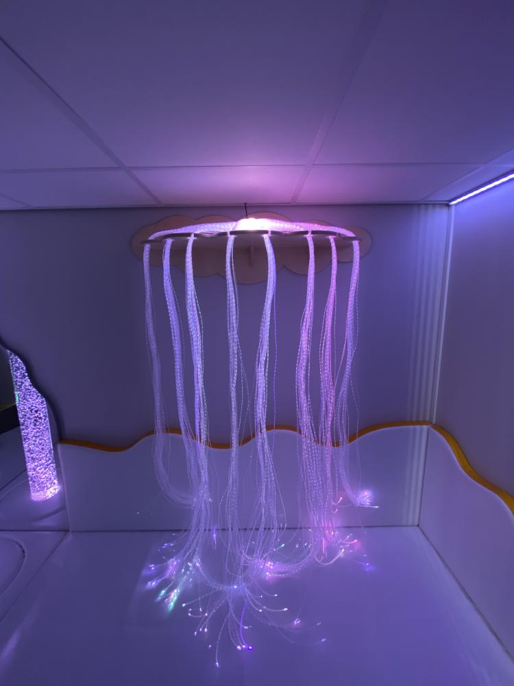Espace Snoezelen avec colonne à bulles interactive et fibres optiques