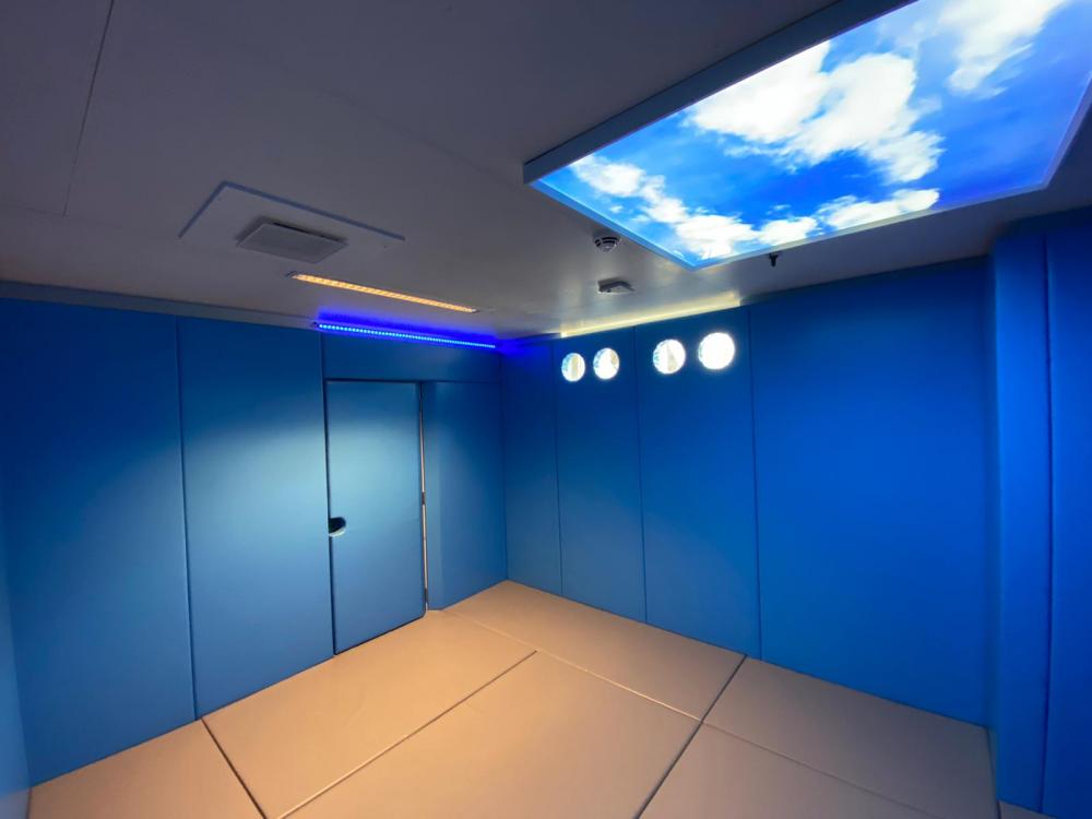 Salle d’apaisement (Time-Out) avec panneaux de plafond LED