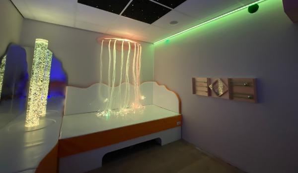 Espace Snoezelen avec colonne à bulles interactive et fibres optiques