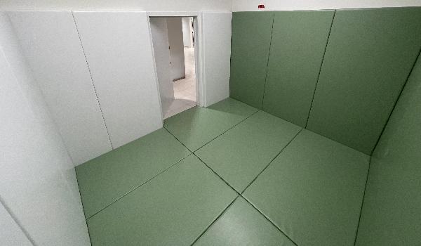 Salle d’apaisement avec des tapis encastrés