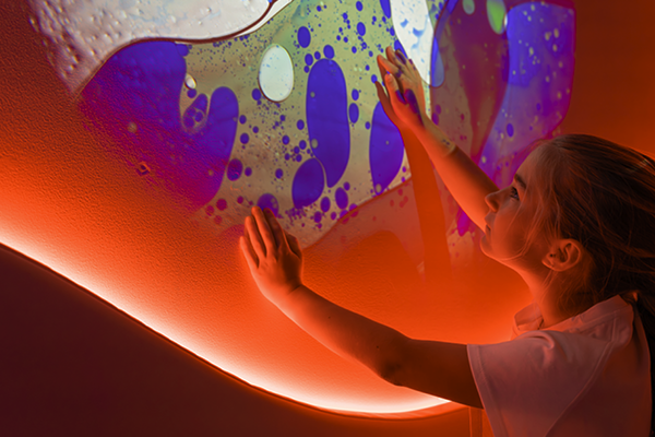 Comment une lampe Snoezelen aide-t-elle en cas d'hyperstimulation ?